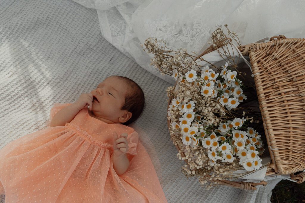 Relaxed front yard motherhood photography session with cozy spring vibe